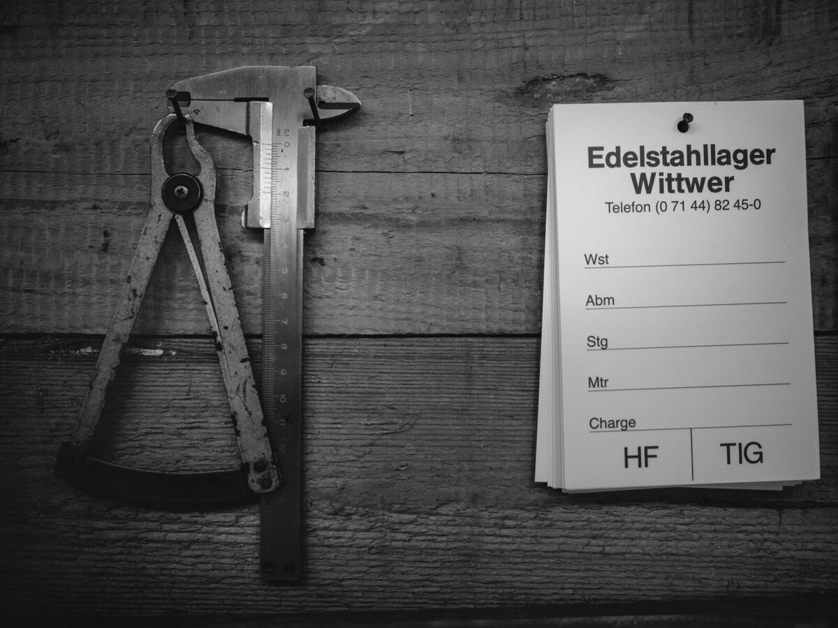 Messschieber und Auftragsnotizblock - Präzision und Dokumentation